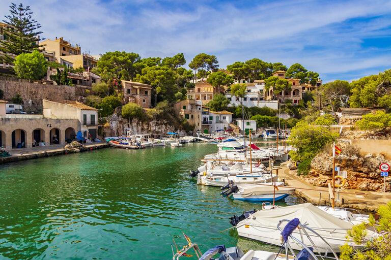 Vue Panoramique De La Baie Marina Cala Figuera Majorque Espagne.