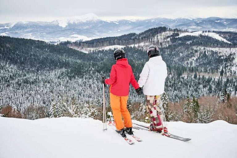 Les gens skient dans les montagnes